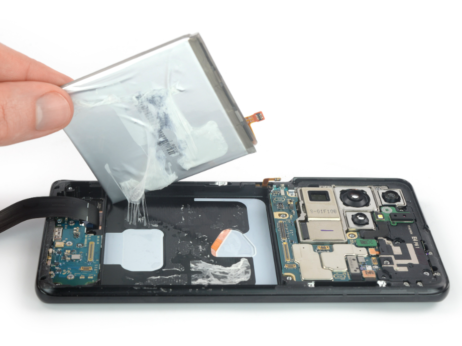 The difficulty of replacing the Samsung Galaxy S21 Ultra's glued-in battery stands at odds with Right to Repair guidelines.